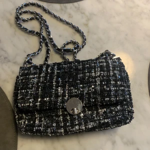 Väska  - En jättesnygg väska som man kan ha på 2 sett då banden enkelt går att reglera 🥰 Skriv privat vid intresse. 