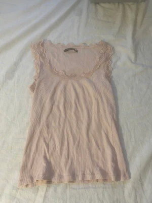 Rosa linne  - Säljer mitt fina rosa linne med spets runt kragen. 