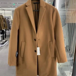 Kappa från Zara  - Helt ny kappa från Zara. Väldigt varm och skön. Bra kvalite på materialet. 