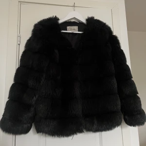 Faux fur från Dry lake  - Jackan har använts en hel del men är fortfarande i fint skick.  På nedre kanten på höger insida är där en söm som har gått upp, det syns inte när den bärs. 
