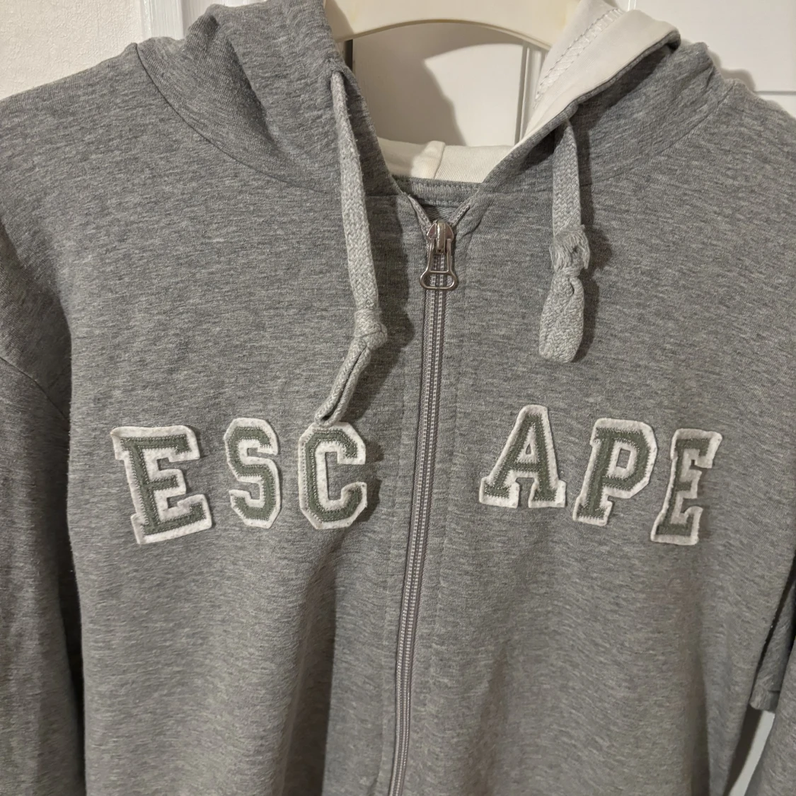 Grå zip up hoodie - 91