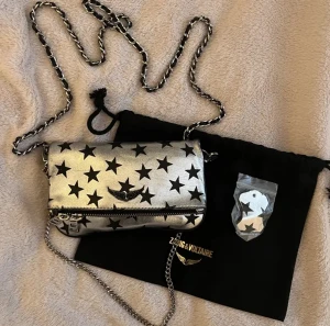 Zadig Väska  - Snyggaste Zadig väska med stjärnor som är verkligen to die for!!!🙏🏽🙏🏽 säljer då jag behöver pengar, den är limited edition och går inte att köpa längre!! kom med prisförslag!!