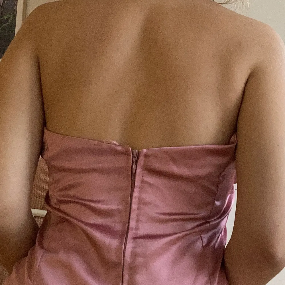 Rosa klänning som går nedanför knäna. Väldigt elegant🎀🎀🎀 Handsydd från ett teaterförråd🪄Öppen i ryggen!. Klänningar.