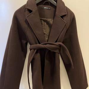 Belted short coat från Gina tricot i strl Xs. Nyligen köpd och knappt använd. Har väldigt många jackor så den kommer inte till användning. Pris går att diskutera💕
