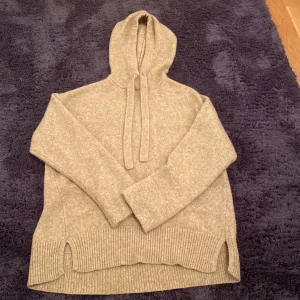 Stickad tröja - Långärmad stickad hoodie fint skick 💕💕 startade en budgivning för det är många som är intresserade❤️
