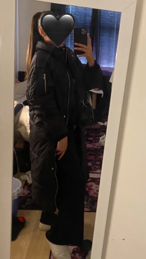 Lång vinterjacka  - Lång vinterjacka lite tunnare material köpt från bohoo för ca ett år sedan i storlek Tall S. Använd endast några gånger i väldigt bra skick 