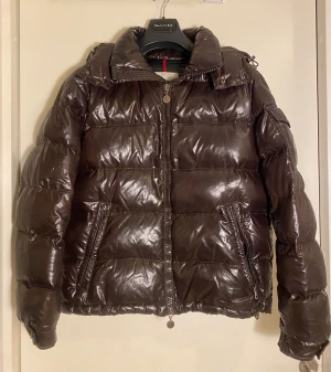 ✨Moncler Maya✨ - ✨Moncler Maya✨ Storlek, 2 (passar S/M)🙌 Skick, 8.5/10 (några små märken på ärmen) Bin: 5899 Vid frågor, fler bilder eller andra funderingar så är det bara att skicka meddelande ✅