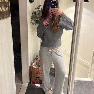 Grå stickad tröja  - Säljer denna superfina stickade tröjan ifrån bok bok, då den ej kommer till användning.