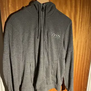 Säljer min boss hoodie då den inte passar mig längre. Den är i storlek M men sitter mer som en S (liten i storleken).  Skick 7/10 (inga skador) Fler bilder går att fixa om det är intressant.