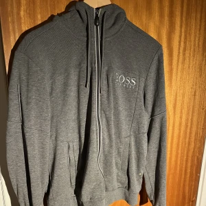 Hugo boss zip hoodie grey  - Säljer min boss hoodie då den inte passar mig längre. Den är i storlek M men sitter mer som en S (liten i storleken).  Skick 7/10 (inga skador) Fler bilder går att fixa om det är intressant.