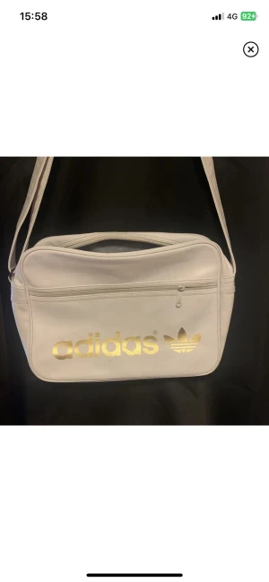 Adidas väska  - Fint skick  