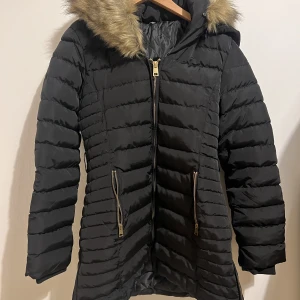 Vinterjacka - Varm vinterjacka med fuskpäls. Toppen skick! Funkar alla storlekar från XS till M. 