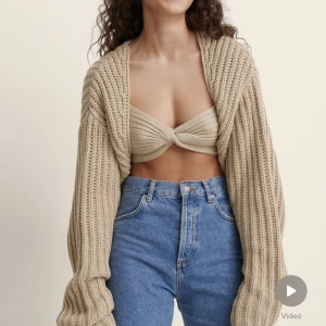 Bolero - Beige ”bolero” eller mini cardigan. Stora fina armar och jätte gosig! Den lilla braletten tillkommer och är med knyte i nacke och rygg 🥰