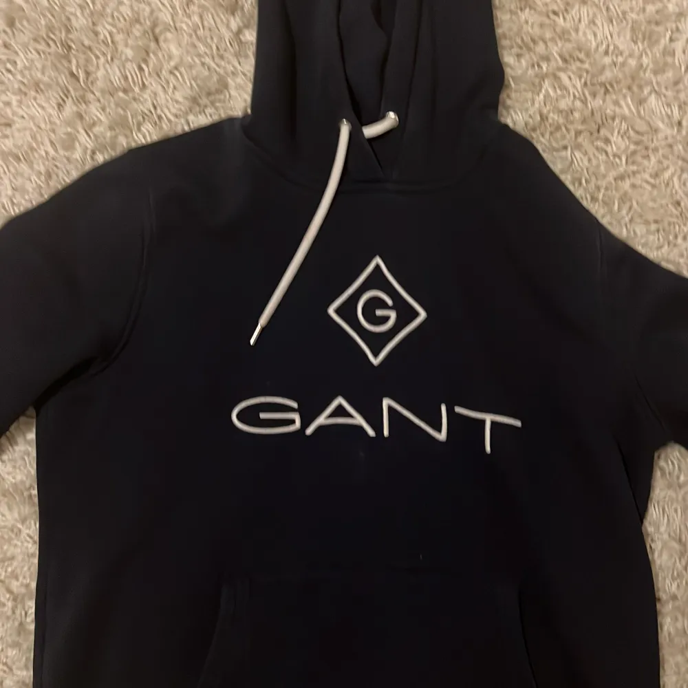 JĂ€tte snygg och skön gant Hoodie, sĂ€ljer pga ingen anvĂ€ndning. Nypris 700â€ïž. Hupparit & Collegepaidat.
