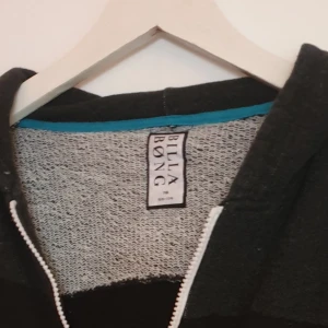 Billabong - Billabong hoodie i strl 170cl (pojkavdelningen). Som en stor S. Fint skick. Sparsamt använd