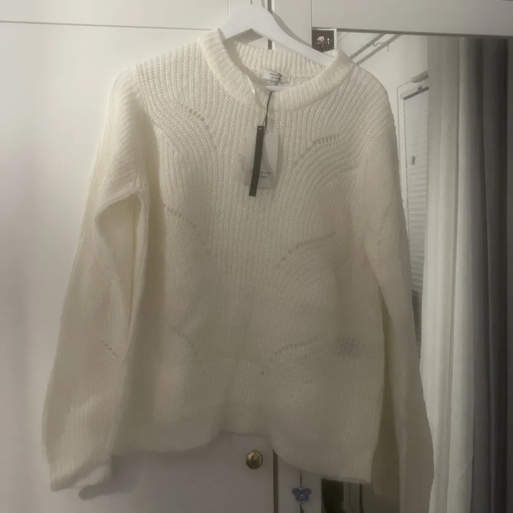 Fin stickad tröja från Jacqueline de yong, helt oanvänd lappen finns fortfarande kvar. Den är strl M och ganska genomskinlig. Köpt för 280kr och säljer för 130. . Stickat.