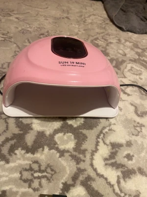 Uvlampa - Bra rosa söt uvlampa som inte kommer i användning då jag fått ny som present som kom i ett kit. Bara använd några gånger och funkar jätte bra