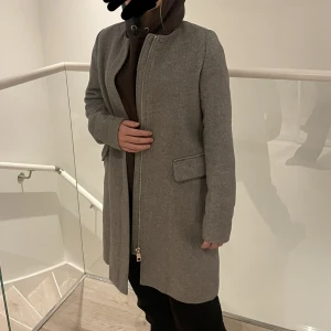Grå kappa - Säljer grå kappa i mycket fint skick