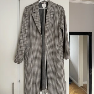 Rutig kappa - Rutig kappa i ett tunnare material från H&M. 