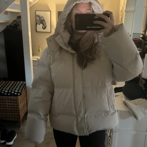 Jacka - Super fin dunjacka från A Days march! I stolek S och har knappt använt den. Köpt för 3295kr💞
