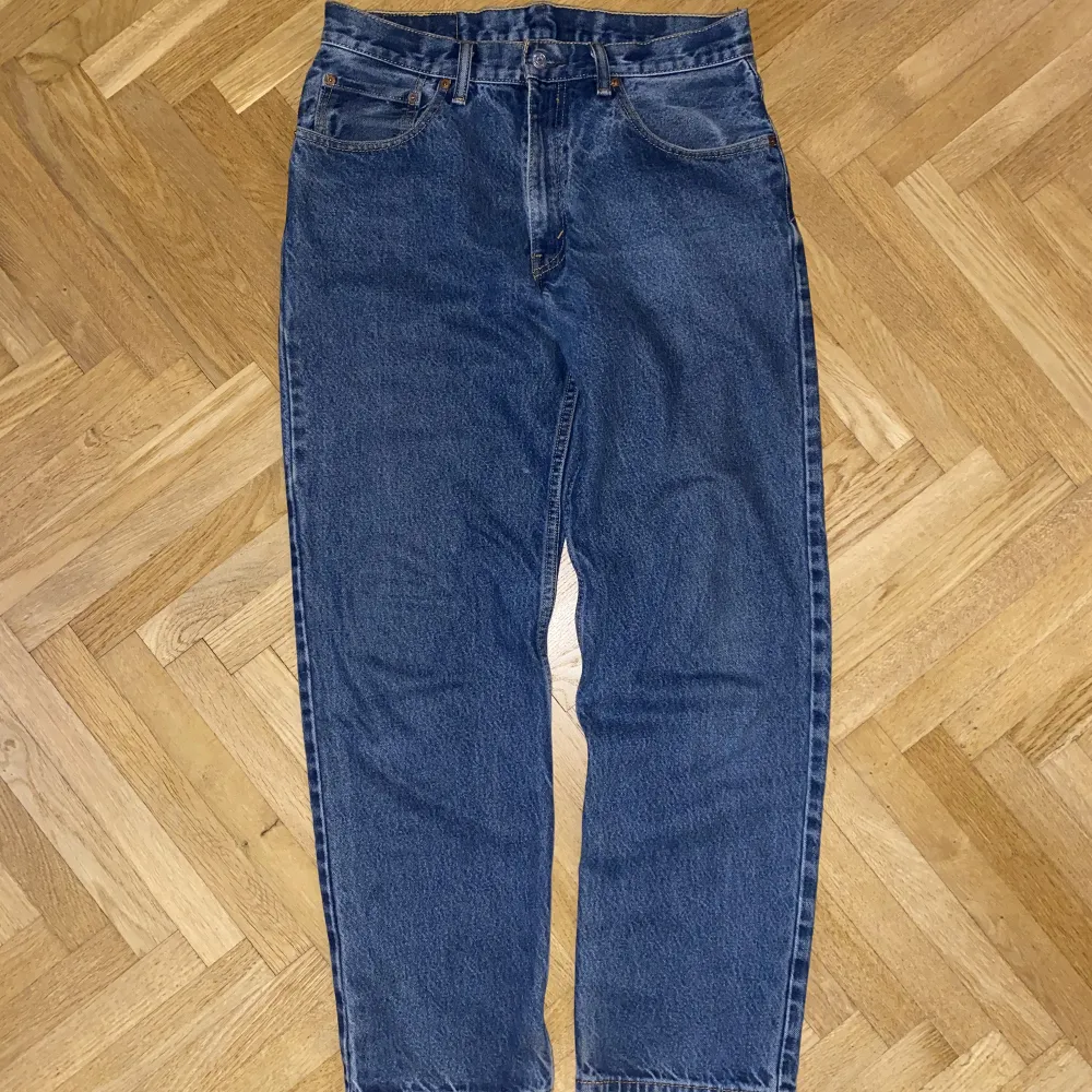 Mina perfekta oversized Levi’s 550, jag bär de som baggy low waist men går också att bära mer som momjeans beroende på din strl. Jeans & Byxor.