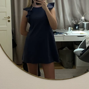 Ralph Lauren Klänning - Supersnygg mörkblå kortklänning från polo Ralph lauren och aldrig använd. Säljer för jag använder den inte. Passar bra som kortklänning o till fest etc. Är 175 för referens.