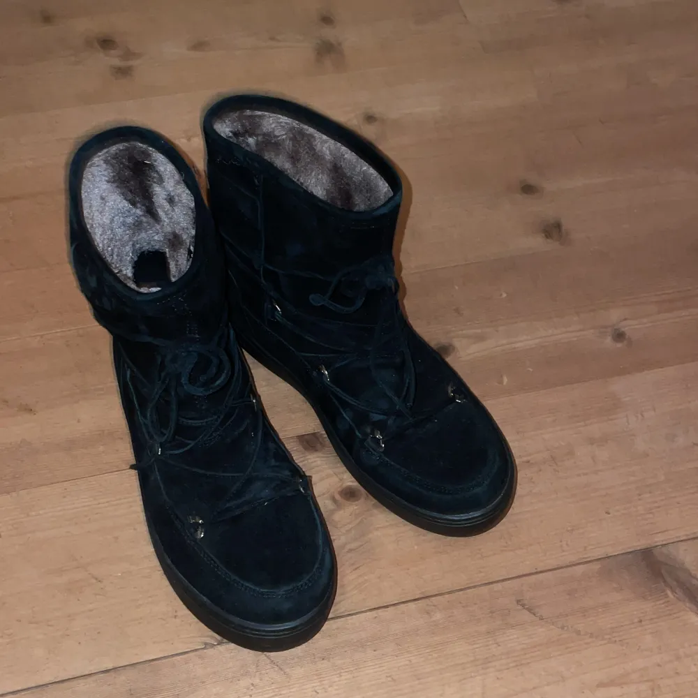 Jättefina vinterskor från moonboot som likar inuikiis ! Använda men i bra skick💕jättemysiga och mjuka innuti, det värmer jättebra. Jag som ofast har 39 i skor tycker dessa är lite stora men har man en tjock strumpa funkar det😊. Skor.