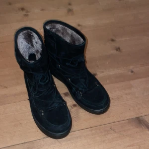 Moon Boots - Jättefina vinterskor från moonboot som likar inuikiis ! Använda men i bra skick💕jättemysiga och mjuka innuti, det värmer jättebra. Jag som ofast har 39 i skor tycker dessa är lite stora men har man en tjock strumpa funkar det😊