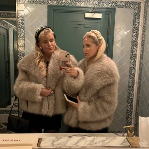 Zara jacka - Säljer denna päls från zara den är så SJUKT snygg men tycker ej den passar mig💕 använd 2 gånger 🤍den är supervarm så man kan lätt ha som vinterjacka 