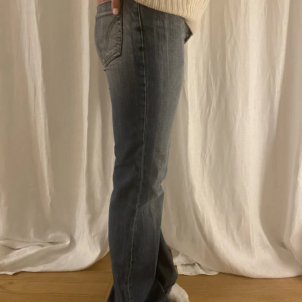 Lågmidjade jeans köpta här på plick men de är tyvärr lite små vid midjan för mig. Super snygg blå färg på jeansen med inga tydliga defekter. 🙌🙌 Midjemått: 39cm Innerben 83cm  . Jeans & Byxor.