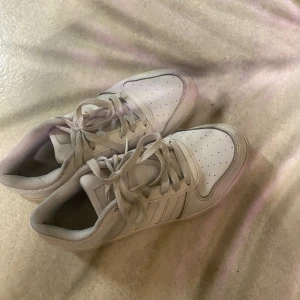Sneakers  - Säljer Adidas sneakers i strl 38
