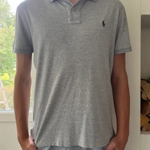 Ralph lauren piké  - Tjena Säljer min Ralph lauren piké för att jag inte använder den längre, den har inga flaws osv skicket är 9/10. Kom privat för fler bilder eller frågor. MVH Simon 