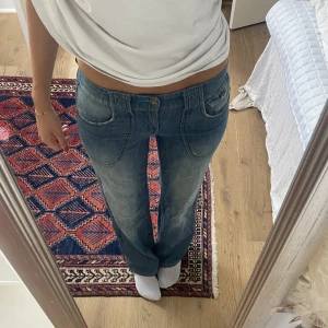 Jeans med fina detaljer - Säljer dessa jeans som är en aning små för mig som vanliga fall är w30 och 180. Massa små söta detaljer, man får bara ha tre bilder men skriv så kan jag skicka fler. I toppenskick förutom att ett litet hål vid en av hylsorna, skickar bild på det med🫶🏼