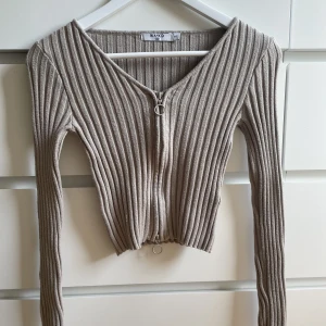Ribbad topp - Ribbad topp från NA-KD. I stl xxs men jag som brukar ha s/m kan ha även ha den då den är så stretchig.