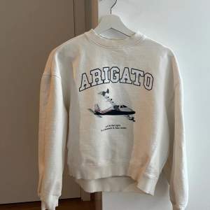 Säljer en äkta Voyage sweatshirt Axel Arigato. HELT SLUTSÅLD. Köpt för 2192kr!  Storlek XS men mer som S. Frakt 29kr!