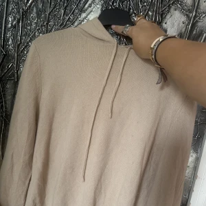 Soft goat  - Superfin softgoat Kashmir Hoodie! Väldigt fint skick! Perfekt till hösten och vintern! 😍Storlek M, men skulle passa även L såväl som en S! 