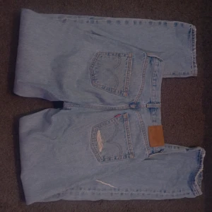 Levi's Jeans Blå - Blåa Levi's Jeans. Storlek s/xs, sitter bra på mig som är 160 cm. Använda få gånger och är i fint skick.