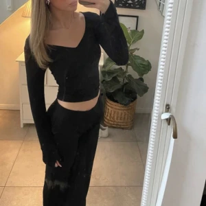 Brandy Melville basic svart tröja - Säljer min Brandy Melville tröja i XS som jag har använt max 2-3 gånger å är därför i superfint skick!🤍Fraktar endast å vill bara ha seriösa köpare som kan göra en snabb affär utan allt onödigt krångel💗 ‼️INGEN FRI FRAKT TROTS VAD SOM STÅR PÅ ANNONSEN‼️