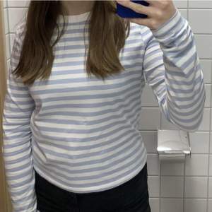 En nästan använde långärmad tröja från H&M. Hör av er vid frågor💙