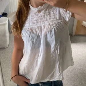 Broderad Volangtopp💕 - Superfin broderad volangtopp från & other stories❣️ köpt second hand och är använd ca 5 gånger. Passar storlekar XS/S  Kontakta för frågor om mått och intresse❣️
