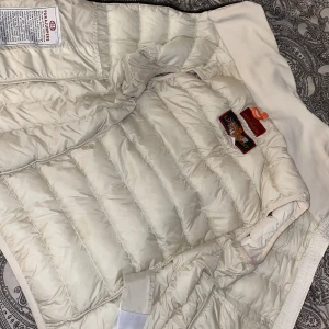 Para jumpers väst - Jätte fin Parajumpers väst! Knappt använd. Finns en liten fläck fram på västen men det går säkert bort i tvätten (har inte testat) vid eventuella frågor och likande hör av dig!