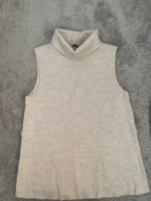 Zara topp - Säljer denna svinsköna polon från zara. Sminkfläck på insidan som troligtvis går bort i tvätten. Snöre medföljer.