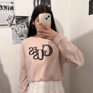 Rosa guess sweatshirt/tjocktröja - Rosa tjocktröja från märket guess i rosa, bra för vintern. I okej skick, har lite kaffefläckar på armen som förmodligen kan tvättas.