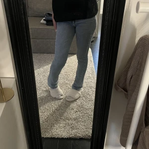 jeans - Säljer dessa superfina jeans från stradivarius. Fint skick och passform. Strl 34