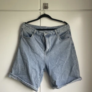 Jeansshorts - Jättesnygga jeansshorts från Shein, strl L. Sitter så fint! Kommer inte till användning