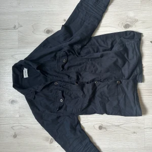 East west overshirt  - Snygg overshirt från East west i en slimmad modell. 