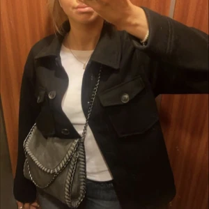 Vero Moda kappa - Säljer denna slutsålda vero Moda kappa! Perfekt till hösten💞