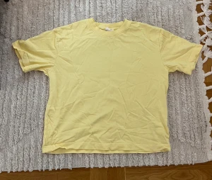 T-shirt Gina Tricot - Använd en gång, lite bredare i modellen