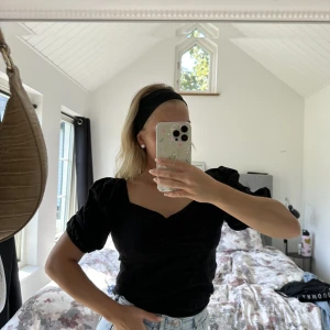 Blus  - Uppklädd blus som funkar till vardags eller festligheter men inte kommit till användning för mig! 