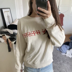 Carin wester crewneck beige - Jätte fin Carin wester tröja. Nypris 599kr använd typ 1 gång. Köpte i januari. ❤️ storlek XS funkar för S med 👍🏻